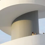 Escalier en colimaçon moderne avec deux adultes