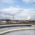 Vue d'un complexe industriel depuis un bâtiment moderne