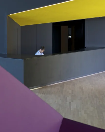 Personne à la réception moderne avec plafond jaune
