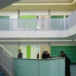 Intérieur d'un établissement scolaire moderne