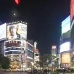 Intersection Animée à Shibuya de Nuit