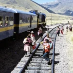 Marchands ambulants près du train au Pérou