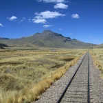 Voie ferrée à travers un paysage montagneux