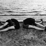 Étirement synchronisé de deux femmes sur la plage