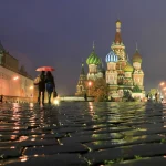 Deux personnes sous un parapluie près de la cathédrale Saint-Basile