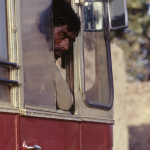 Homme regardant par la fenêtre d'un bus