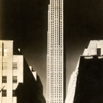 Gratte-ciel dans une rue urbaine