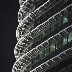 Façade d'un immeuble métallique moderne la nuit