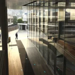 Homme marchant près de façades vitrées modernes