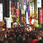 Rue animée avec de nombreuses enseignes lumineuses en Asie