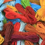 Paquets de Fils Multicolores en Gros Plan
