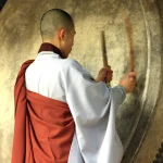 Moine jouant du tambour rituel