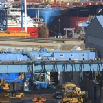 Chantier naval avec grues et navires en construction