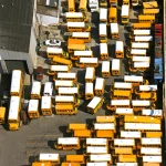 Parc de stationnement de bus scolaires vu de haut