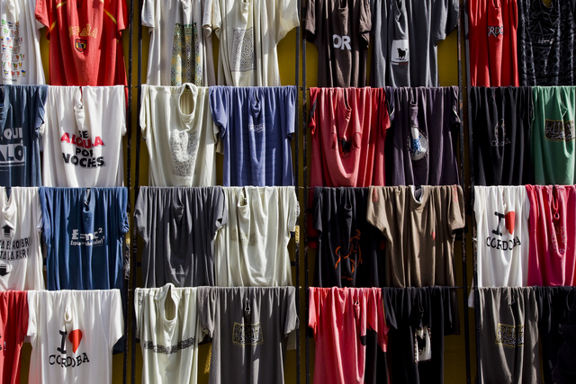 AKG1702273.webp T-shirts colorés accrochés sur un étendoir – Image 1