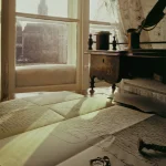 Bureau ancien avec vue sur une église