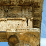 Colonne dorique antique sous un ciel bleu.
