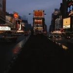 Nuit animée en centre-ville avec enseignes lumineuses