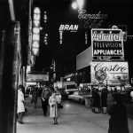 Scène nocturne de rue animée avec panneaux publicitaires lumineux