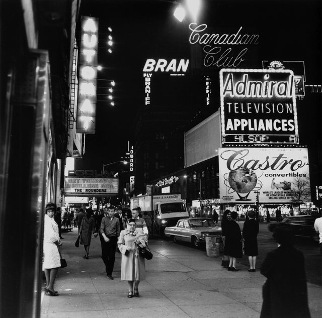 AKG1711328.webp Scène nocturne de rue animée avec panneaux publicitaires lumineux – Image 1