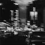 Rue animée de nuit avec ses néons lumineux