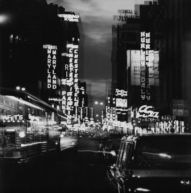 AKG1711379.webp Rue animée de nuit avec ses néons lumineux – Image 1