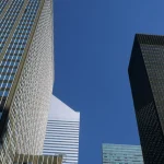 Gratte-ciels sous un ciel bleu