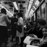 Scène de vie quotidienne dans un métro noir et blanc