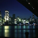 Vue nocturne des gratte-ciels et d'un pont illuminé