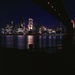 Vue nocturne de la ville avec pont illuminé