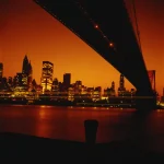 Skyline nocturne sous le pont illuminé