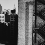 Vue urbaine en noir et blanc avec escaliers de secours