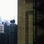 Paysage urbain avec réservoirs d'eau et escaliers de secours