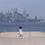 Vue de la ville avec enfant et touristes au premier plan