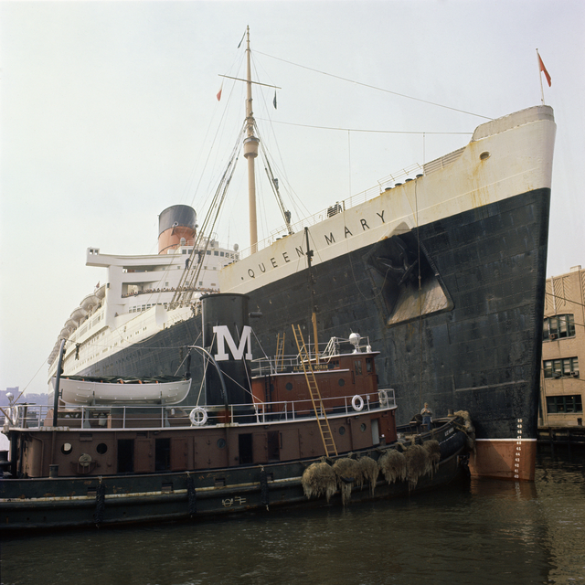 AKG1715528.webp Paquebot Queen Mary avec remorqueur dans un port – Image 1