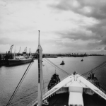 Vue depuis le pont d'un navire à l'entrée d'un port industriel