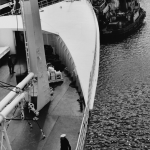 Bateau Amarré dans un Port avec Marins en Action