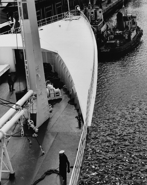 AKG1715539.webp Bateau Amarré dans un Port avec Marins en Action – Image 1