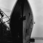 Bateau de croisière au quai vu de face