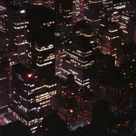 Vue aérienne nocturne de la ville avec gratte-ciel illuminés