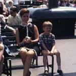 Femme et enfant assis sur un ferry en journée ensoleillée