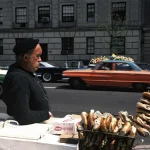 Vendeur de rue avec voiture en arrière-plan