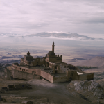 Vue panoramique d'une forteresse historique dans un paysage montagneux
