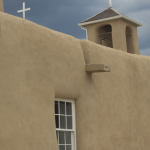 Église avec croix et ciel nuageux