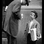 Homme et garçon vendeur de journaux en extérieur