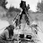 Femme préparant des aliments en plein air