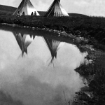 Tentes tipis amérindiennes près d'un plan d'eau