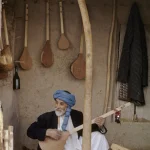 Vieil homme jouant d'un instrument à cordes traditionnel