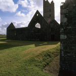 Ruines d'une ancienne abbaye sous un ciel ensoleillé