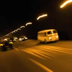 Trafic nocturne dans un tunnel urbain